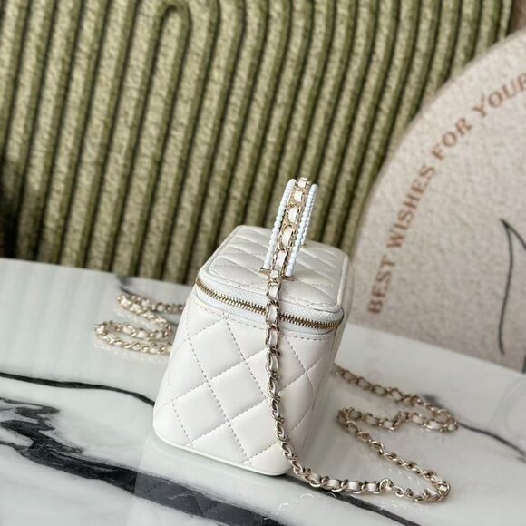 Classic CHANEL Bag: A Stylish and Versatile Choice for Elegance - Picture 3 of 6